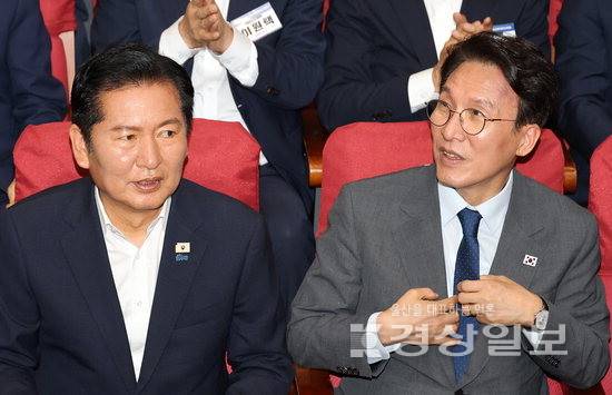 ▲ 더불어민주당 정청래 대표와 김민석 국무총리가 21일 국회 의원회관에서 열린 6·3 지방선거 단체장 당선자 워크숍을 마친 뒤 이석하고 있다. 연합뉴스