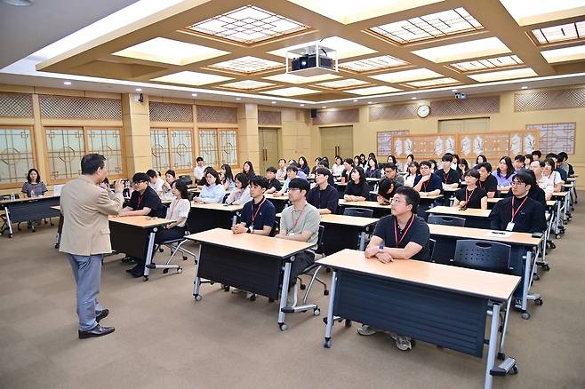 청송군이 군청 제1회의실에서 공직자 70여 명을 대상으로 AI 시대 행정 혁신과 디지털 역량 강화를 위한 ‘K-과학자 특강‘을 진행하고 있다./청송군제공