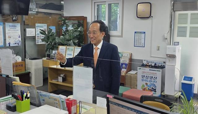 추경호 대구시장 당선인이 22일 대구 북구 침산2동 행정복지센터에서 전입신고를 마친 뒤 주민등록증을 취재진에게 보여주고 있다. 신헌호 기자