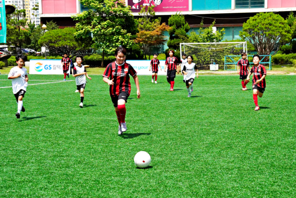 FC서울 다문화 축구교실·박지성축구센터 축구교실 친선전 현장(사진=GS칼텍스 제공)