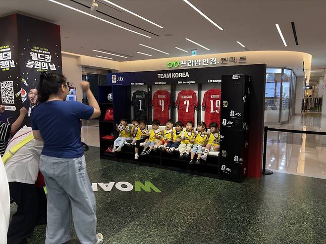 19일 오전 서울 강남구 메가박스 코엑스점 로비에서 어린아이들이 응원 사진을 찍고 있다.(황민주 기자 minchu@)