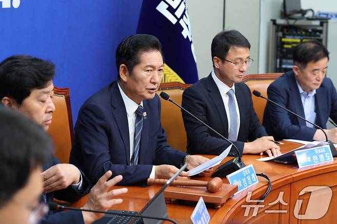 정청래 더불어민주당 대표와 한병도 원내대표가 22일 서울 여의도 국회에서 열린 최고위원회의에서 발언하고 있다. 2026.6.22 ⓒ 뉴스1 신웅수 기자