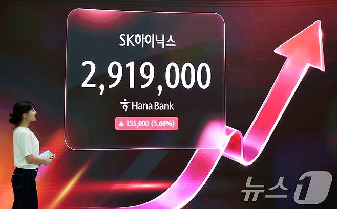 SK하이닉스가 삼성전자를 제치고 코스피 시가총액 1위로 장을 마친 22일 오후 서울 중구 하나은행 딜링룸에 SK하이닉스 시세가 표시되어 있다. 이날 코스피는 전 거래일 대비 62.13포인트(0.69%) 오른 9114.55로 마감했다. SK하이닉스는 전 거래일 대비 15만5000원(5.60%) 오른 291만9000원에 정규장을 마치며 삼성전자를 제치고 보통주 기준 코스피 시총 1위로 장을 마쳤다. 2026.6.22 ⓒ 뉴스1 최지환 기자