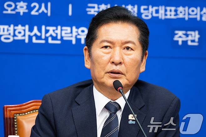 정청래 더불어민주당 대표가 22일 서울 여의도 국회에서 열린 더불어민주당 한반도평화신전략위원회 주최 긴급 국제정세 토론회 '격동하는 2026 이란 전쟁, 북중정상회담 그리고 한반도'에서 인사말을 하고 있다. 2026.6.22 ⓒ 뉴스1 유승관 기자