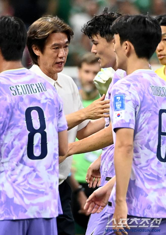 19일(한국시각) 멕시코 과달라하라 사포판의 에스타디오 과달라하라에서 열린 2026 북중미월드컵 대한민국과 멕시코의 경기. 홍명보 감독이 김민재와 이야기를 하고 있다. 사포판(멕시코)=허상욱 기자wook@sportschosun.com/2026.06.19/