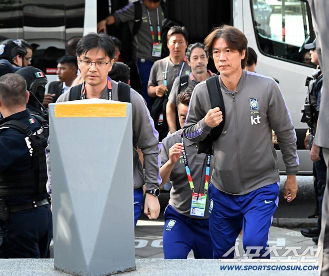 22일(한국시각) 대한민국 월드컵대표팀이 2026 북중미 월드컵 남아공과의 경기를 위해 멕시코 몬테레이에 입성했다. 대표팀 숙소로 들어서는 홍명보 감독의 모습. 몬테레이(멕시코)=허상욱 기자wook@sportschosun.com/2026.06.22/