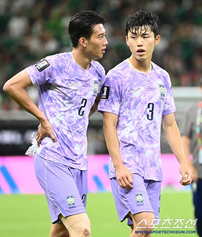 19일(한국시각) 멕시코 과달라하라 사포판의 에스타디오 과달라하라에서 열린 2026 북중미월드컵 대한민국과 멕시코의 경기. 대한민국이 0대1로 패했다. 이한범과 이기혁이 아쉬운 모습으로 그라운드를 돌고 있다. 사포판(멕시코)=허상욱 기자wook@sportschosun.com/2026.06.19/