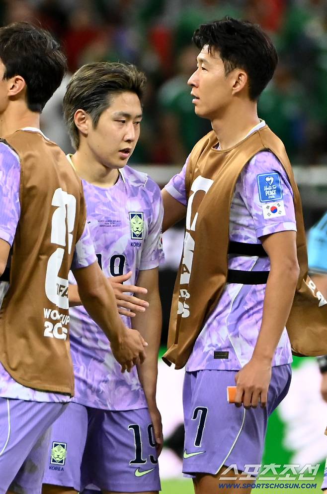 19일(한국시각) 멕시코 과달라하라 사포판의 에스타디오 과달라하라에서 열린 2026 북중미월드컵 대한민국과 멕시코의 경기. 대한민국이 0대1로 패했다. 손흥민과 이강인이 서로를 다독이고 있다. 사포판(멕시코)=허상욱 기자wook@sportschosun.com/2026.06.19/