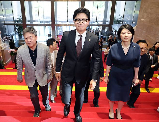 부산 북갑 국회의원 보궐선거에서 당선된 무소속 한동훈 의원이 5일 국회에서 열린 본회의에 참석하기 위해 입장하고 있다./연합뉴스