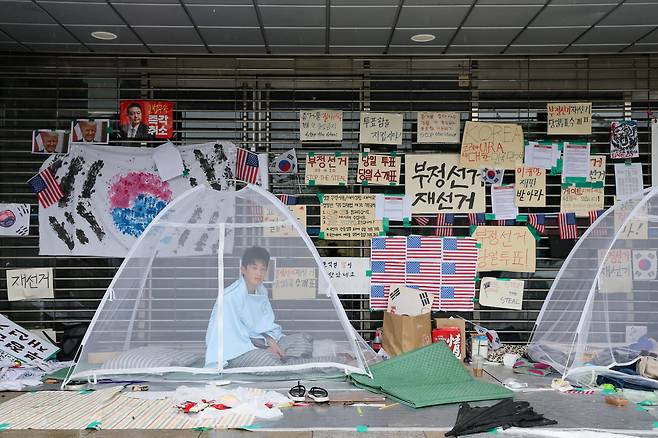 지난 20일 오전 서울 송파구 올림픽공원 핸드볼경기장 앞에서 6.3 지방선거 재선거를 요구하는 청년들이 노숙을 하고 있다./박성원 기자
