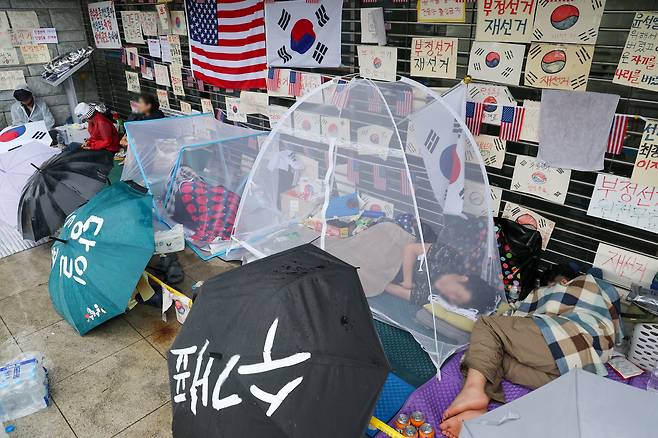 지난 20일 오전 서울 송파구 올림픽공원 핸드볼경기장 앞에서 시민들이 부정선거 재선거", "당일투표 수개표" 등을 주장하며 노숙하고 있다. /박성원 기자