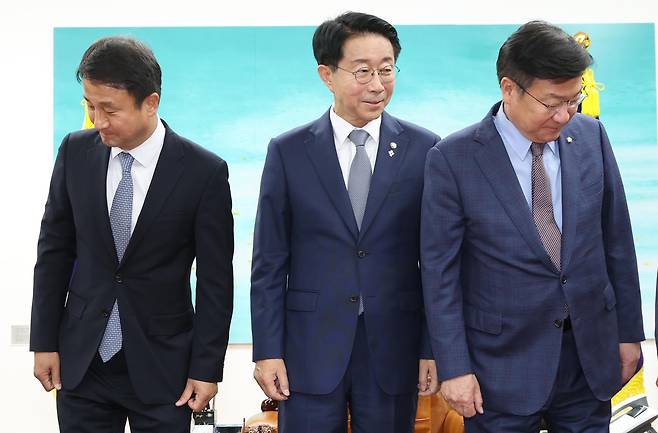 조정식 국회의장(가운데)이 22일 서울 여의도 국회에서 열린 국회의장 주재 여야 원내대표 회동에서 기념 촬영 후 자리로 향하고 있다. 왼쪽부터 한병도 더불어민주당 원내대표, 조 의장, 정점식 국민의힘 원내대표./뉴스1