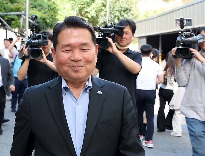 불법선거운동과 뇌물수수 혐의로 기소된 신경호 강원특별자치도교육감이 춘천지법에서 열린 선고공판에 참석한 뒤 차량으로 향하고 있다.ⓒ연합뉴스