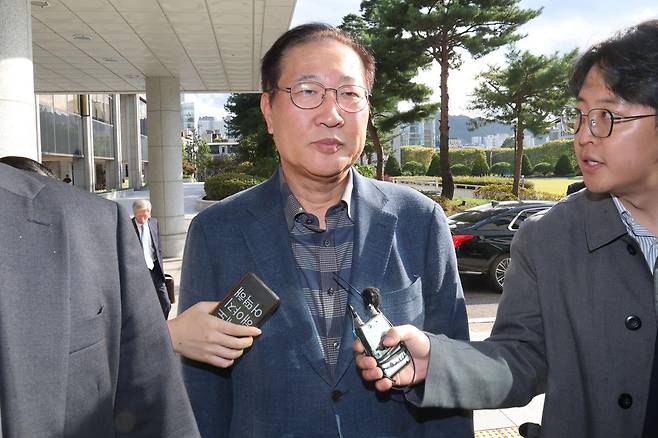 박성재 전 법무부 장관이 구속영장 기각 이후 첫 조사를 받기 위해 서울 서초구 서울고등검찰청 내란 특검에 출석하고 있다. 박 전 장관은 비상계엄 직후 ‘합동수사본부 검사 파견 검토 지시’와 ‘구치소 수용 공간 확인’ ‘출국 금지팀 호출’ 등을 지시한 혐의를 받고 있다. 2025.10.23 ⓒ 뉴스1