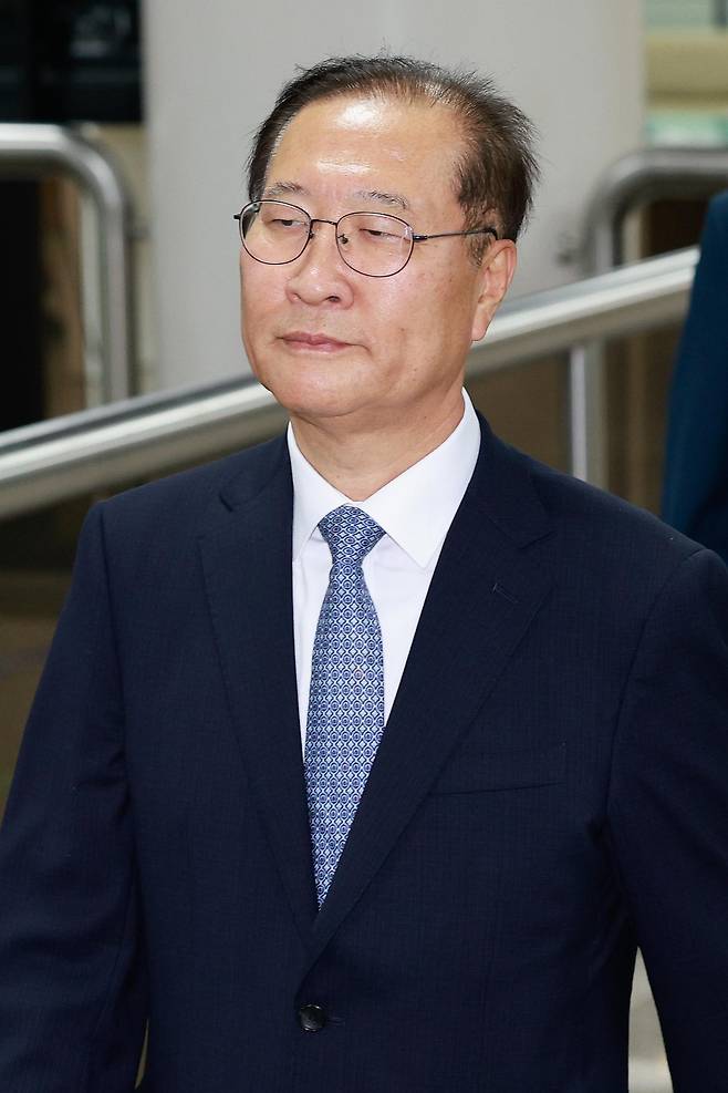 박성재 전 법무부 장관이 22일 오후 서울 서초구 중앙지방법원에서 열린 내란중요임무종사, 청탁금지법 위반 등 혐의 1심 선고 공판에 출석하고 있다.   박 전 장관은 12·3 비상계엄 선포 직후 법무부 간부 회의를 소집하고 출국금지팀 비상 대기, 교정시설 수용 공간 확보, 합동수사본부 검사 파견 검토 등을 지시한 혐의와 김건희 여사로부터 명품 가방 수사 관련 문의를 전달받고 이를 실무진에 확인하도록 지시한 혐의를 받는다. 2026.6.22 (서울=뉴스1)