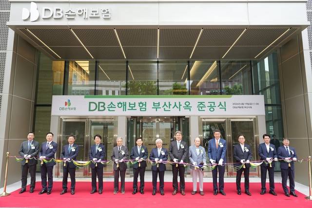 김정남(오른쪽 7번째) DB그룹 부회장과 정종표(오른쪽 6번째)  DB손해보험 사장 및 주요 관계자들이 지난 19일 부산광역시 부산진구 부전동 DB손해보험 부산사옥에서 열린  준공식에서 기념촬영하고 있다. [DB손해보험 제공]