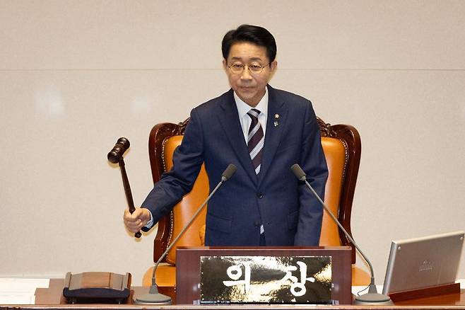 조정식 국회의장이 18일 서울 여의도 국회에서 열린 제436회 국회(임시회) 제3차 본회의에서 의사봉을 두드리고 있다. 뉴스1