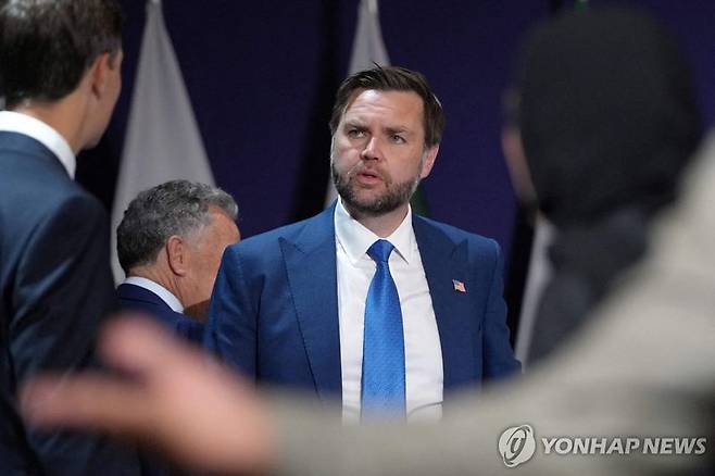 JD 밴스 미국 부통령이 22일 이란과의 협상을 위해 스위스 루체른을 찾은 모습. 연합뉴스