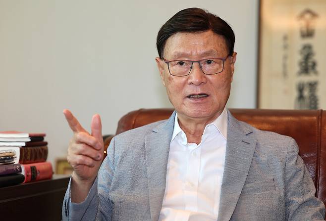 1972년 3월10일 서울 오류동 공군부대 사격장에서 있었던 실미도 공작원 4명의 사형집행을 지휘했던 김중권 변호사가 18일 오후 서울 마포구 서교동 개인사무실에서 한겨레와 인터뷰를 하고 있다. 류우종 선임기자 wjryu@hani.co.kr
