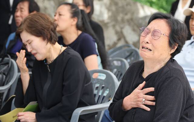 지난 5월18일 경기 고양시 덕양구 벽제묘지공원 5-2구역에서 열린 ‘실미도 사형집행 공작원’ 유해발굴 개토제에서 사형집행 공작원 이서천의 동생 이향순(오른쪽)씨와 임성빈의 동생 임충빈씨가 제례 도중 오열하고 있다. 김정효 기자 hyopd@hani.co.kr