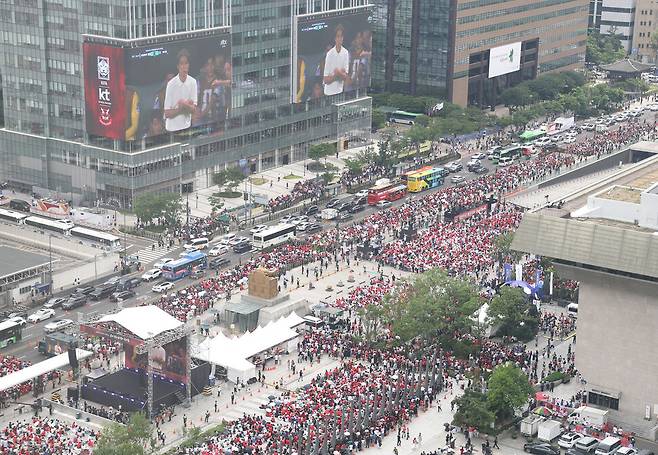 2026 북중미 월드컵 조별리그 A조 2차전 한국과 멕시코의 경기가 열린 지난 19일 서울 종로구 광화문광장에서 시민들이 거리 응원을 하고 있다. 연합뉴스