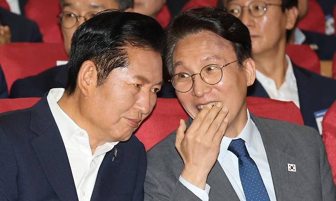 정청래 더불어민주당 대표(왼쪽)와 김민석 국무총리가 21일 서울 여의도 국회 의원회관에서 열린 6·3 지방선거 단체장 당선자 워크숍에서 대화하고 있다. 연합뉴스