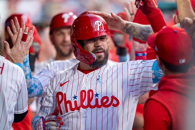 <yonhap photo-5703=""> Philadelphia Phillies' Kyle Schwarber celebrates with teammates after his three-run home run during the second inning of a baseball game against the New York Mets, Sunday, June 21, 2026, in Philadelphia. (AP Photo/Chris Szagola)/2026-06-22 09:25:17/ <저작권자 ⓒ 1980~2026 ㈜연합뉴스. 무단 전재 재배포 금지, AI 학습 및 활용 금지></yonhap>