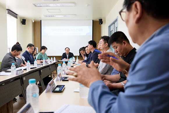 양주시 사회적경제센터와 인수위 회의실에서 소상공인, 사회적경제기업 관계자, 노인·중장년 구직자 등이 참석한 가운데 ‘일자리경제 분야 현장간담회’를 하고 있다. [사진=양주시 인수위]