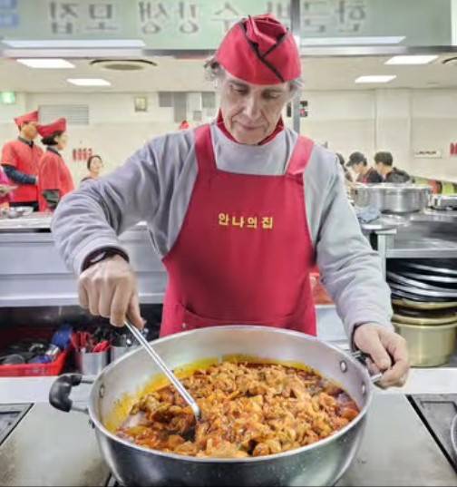 김하종 신부가 무료급식을 위해 봉사하고 있다. [사진=김하종 신부 인스타그램]