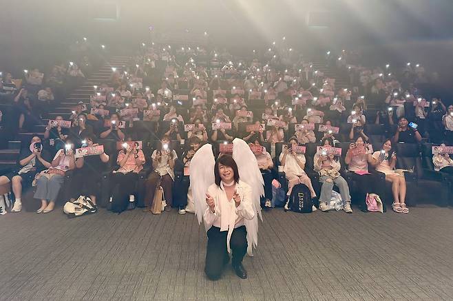 배우 오정세가 ‘와일드씽’ 속 최성곤처럼 착장한 채 팬들과 사진을 찍고 있다. [사진 롯데엔터테인먼트]