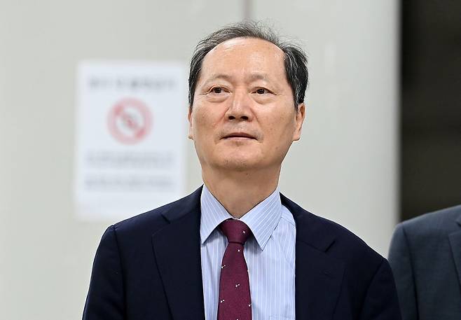 비상계엄 해제 직후 안가 회동과 관련해 국회에서 위증한 혐의를 받는 이완규 전 법제처장이 22일 오후 서울 서초구 서울중앙지방법원에서 열린 1심 선고 공판에 출석하고 있다. 사진공동취재단