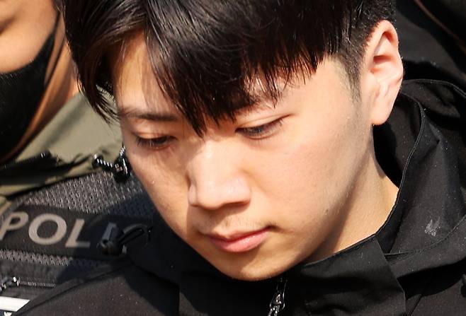 ▲ 살인·살인미수 혐의를 받는 장윤기(23) 씨가 14일 오전 광주 서부경찰서에서 검찰로 송치되고 있다. 연합뉴스