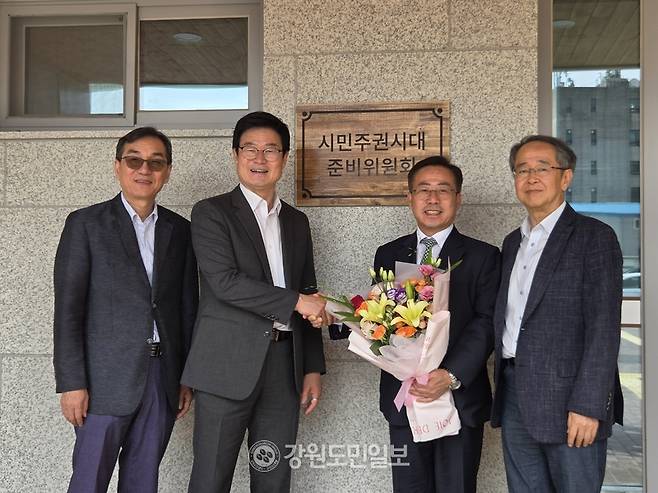 ▲ 강삼영 강원도교육감 당선인과 구자열 원주시장 당선인이 22일 원주 교육 현안 논의를 위해 민선9기 원주시 시민주권시대준비위원회에서 간담회를 가진 가운데, 간담회에 앞서 김기석 시민주권시대준비위원장, 황도근 부위원장과 기념촬영을 하고 있다. 권혜민 기자