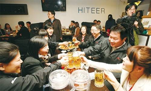 최태원 회장은 SK하이닉스의 공식 출범식이 치러진 2012년 3월26일 치맥 파티에 직접 참석해 직원들과 미래를 그렸다. / 사진=SK하이닉스