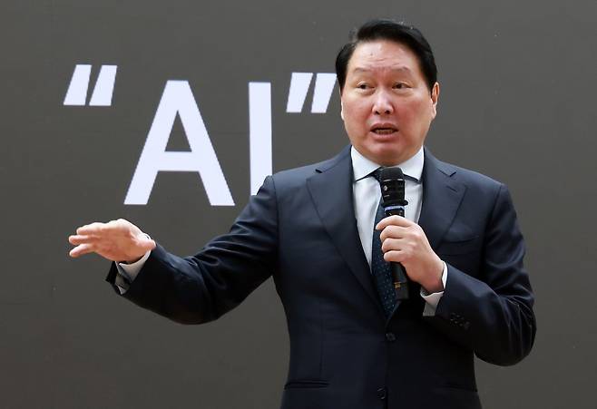 최태원 대한상공회의소 회장이 28일 서울 여의도 국회 의원회관에서 열린 한중의원연맹 제1회 정책세미나에서 특별강연을 하고 있다.2026.04.28 최혁 기자