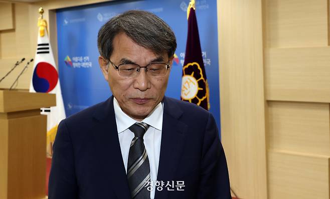 노태악 전 중앙선거관리위원장이 지난 5일 경기 과천시 중앙선거관리위원회에서 투표용지 부족 사태에 대한 대국민 사과를 마친 뒤 퇴장하고 있다. 권도현 기자