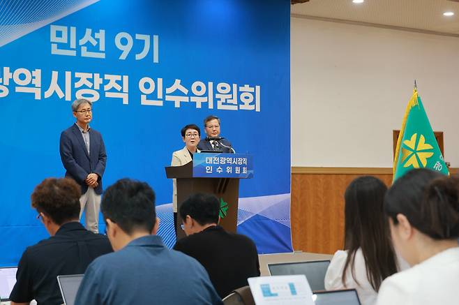 박정현 민선 9기 대전시장직 인수위원장이 22일 중구 선화동 인수위 회의실에서 기자회견을 열어 시 재정 상황에 대한 입장을 밝히고 있다. 인수위원회 제공