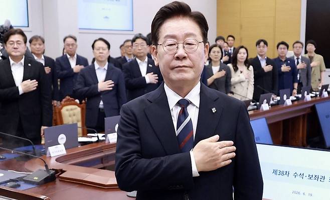 국기에 경례하는 이재명 대통령. 연합뉴스