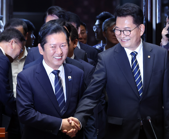 더불어민주당 정청래 대표가 11일 여의도 국회에서 열린 의원총회에 입장하며 송영길 의원과 악수하고 있다. [뉴시스]