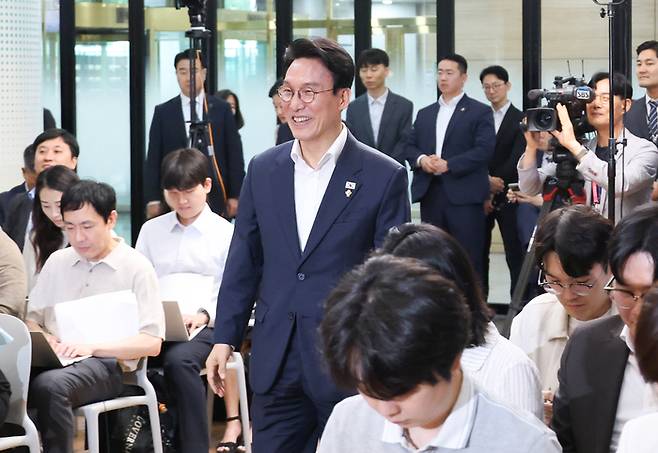 김민석 국무총리가 22일 서울 종로구 정부서울청사 별관에서 열린 지난 1년의 성과를 되돌아보는 출입기자 간담회에 입장하고 있다. <연합뉴스>
