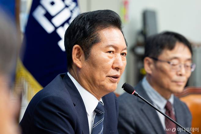(서울=뉴스1) 유승관 기자 = 정청래 더불어민주당 대표가 22일 서울 여의도 국회에서 열린 더불어민주당 한반도평화신전략위원회 주최 긴급 국제정세 토론회 '격동하는 2026 이란 전쟁, 북중정상회담 그리고 한반도'에서 인사말을 하고 있다. 2026.6.22/뉴스1  Copyright (C) 뉴스1. All rights reserved. 무단 전재 및 재배포,  AI학습 이용 금지. /사진=(서울=뉴스1) 유승관 기자