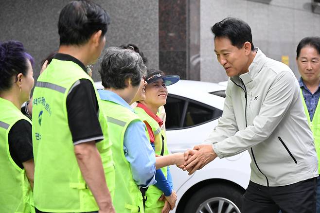 오세훈 서울시장이 22일 관악구 일대에서 풍수해 상습침수지역을 점검하고 있다. /사진제공=서울시