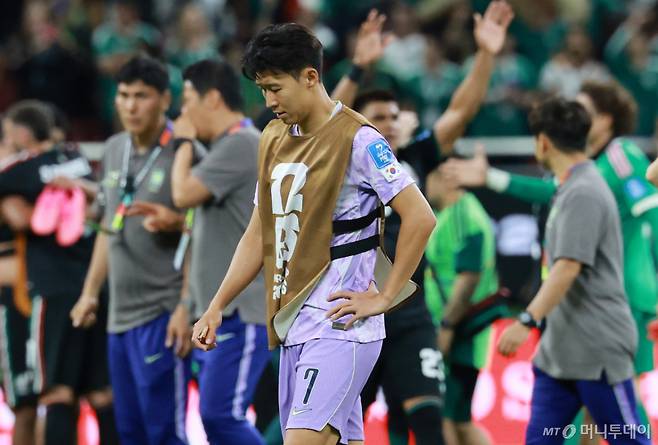 (과달라하라(멕시코)=뉴스1) 임세영 기자 = 대한민국 축구국가대표팀 손흥민이 18일(현지시간) 멕시코 할리스코주 사포판 과달라하라 스타디움에서 열린 2026 북중미 월드컵 A조 조별리그 2차전 대한민국과 멕시코의 경기를 마치고 아쉬워하고 있다. 이날 경기는 대한민국이 멕시코를 상대로 0-1로 패했다. 2026.6.19/뉴스1 Copyright (C) 뉴스1. All rights reserved. 무단 전재 및 재배포, AI학습 이용 금지. /사진=(과달라하라(멕시코)=뉴스1) 임세영 기자