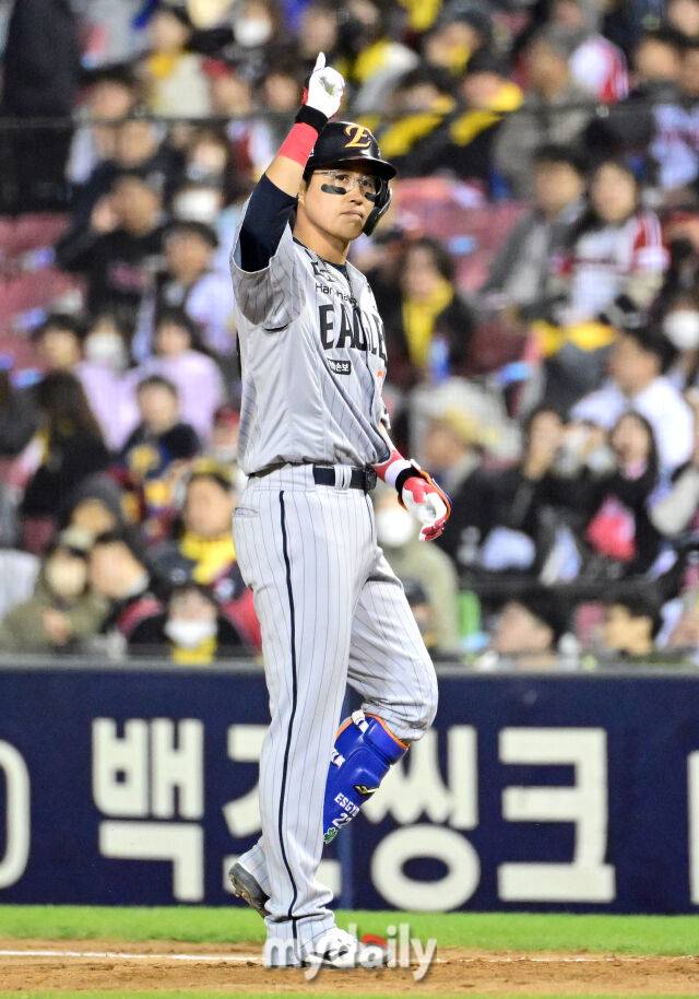 2026년 4월 21일 오후 서울 잠실구장에서 열린 '2026 신한 SOL KBO리그' 한화 이글스와 LG 트윈스의 경기. 한화 채은성이 7회초 2사 2.3루서 2타점 동점 적시타를 친 뒤 기뻐하고 있다./마이데일리