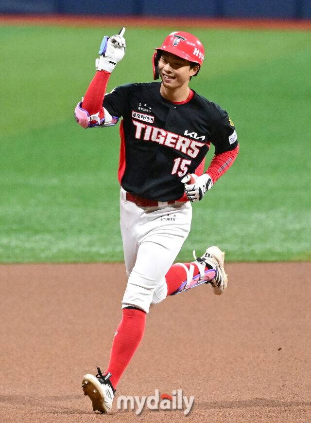 2026년 5월 27일 오후 서울 고척스카이돔에서 열린 '2026 신한 SOL KBO리그' KIA 타이거즈와 키움 히어로즈의 경기. KIA 박재현이 1회초 선두타자로 나와 키움 선발투수 알칸타라의 초구를 홈런으로 만든 뒤 그라운드를 돌고 있다./마이데일리