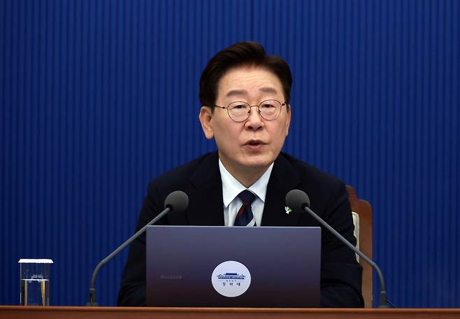 이재명 대통령이 19일 청와대에서 열린 수석보좌관회의에서 발언하고 있다. <연합뉴스>