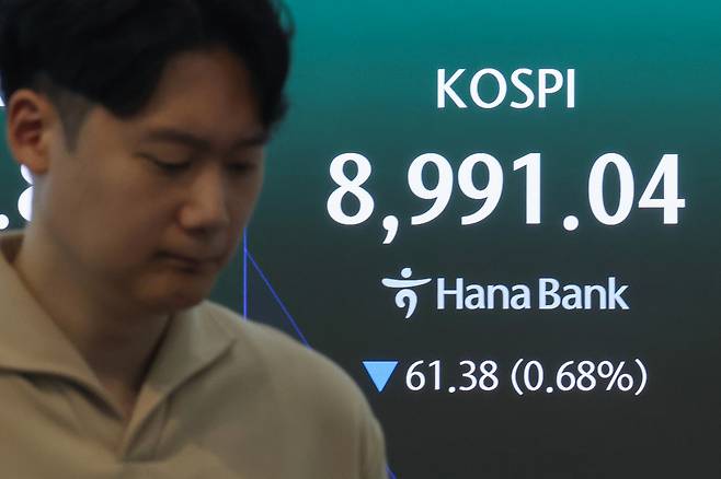 22일 서울 중구 하나은행 본점 딜링룸 현황판에 코스피가 표시돼 있다. 이날 코스피는 전 거래일 대비 97.99p(1.08%) 내린 8954.43으로 출발했다. [연합]