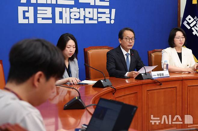 [서울=뉴시스] 김근수 기자 = 강준현 더불어민주당 수석대변인이 12일 오전 서울 여의도 국회에서 현안 관련 기자회견을 하고 있다. 2026.06.12. ks@newsis.com