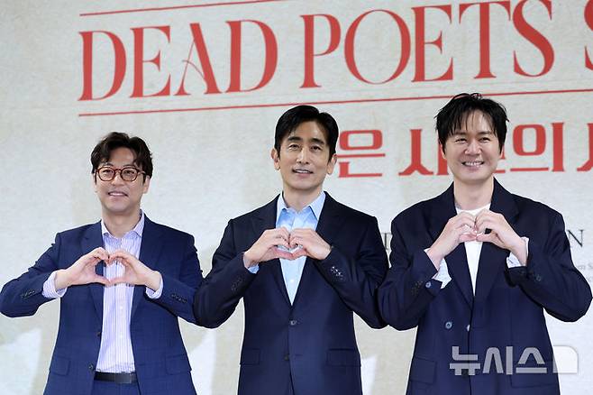 [서울=뉴시스] 박진희 기자 = 연극 '죽은 시인의 사회' 존 찰스 키팅 역의 배우 차인표, 오만석, 연정훈이 22일 서울 종로구 예술가의집에서 제작발표회를 하고 있다. 2026.06.22. pak7130@newsis.com