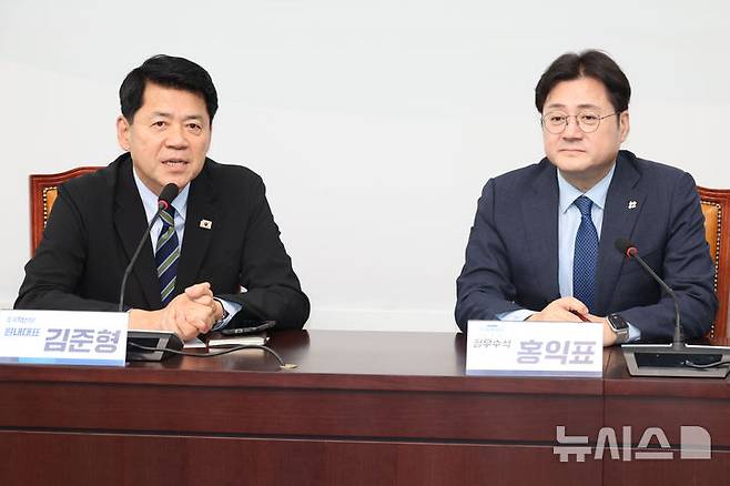 [서울=뉴시스] 최진석 기자 = 김준형 조국혁신당 원내대표가 22일 여의도 국회에서 홍익표(오른쪽) 대통령비서실 정무수석을 접견하며 발언하고 있다. 2026.06.22. myjs@newsis.com